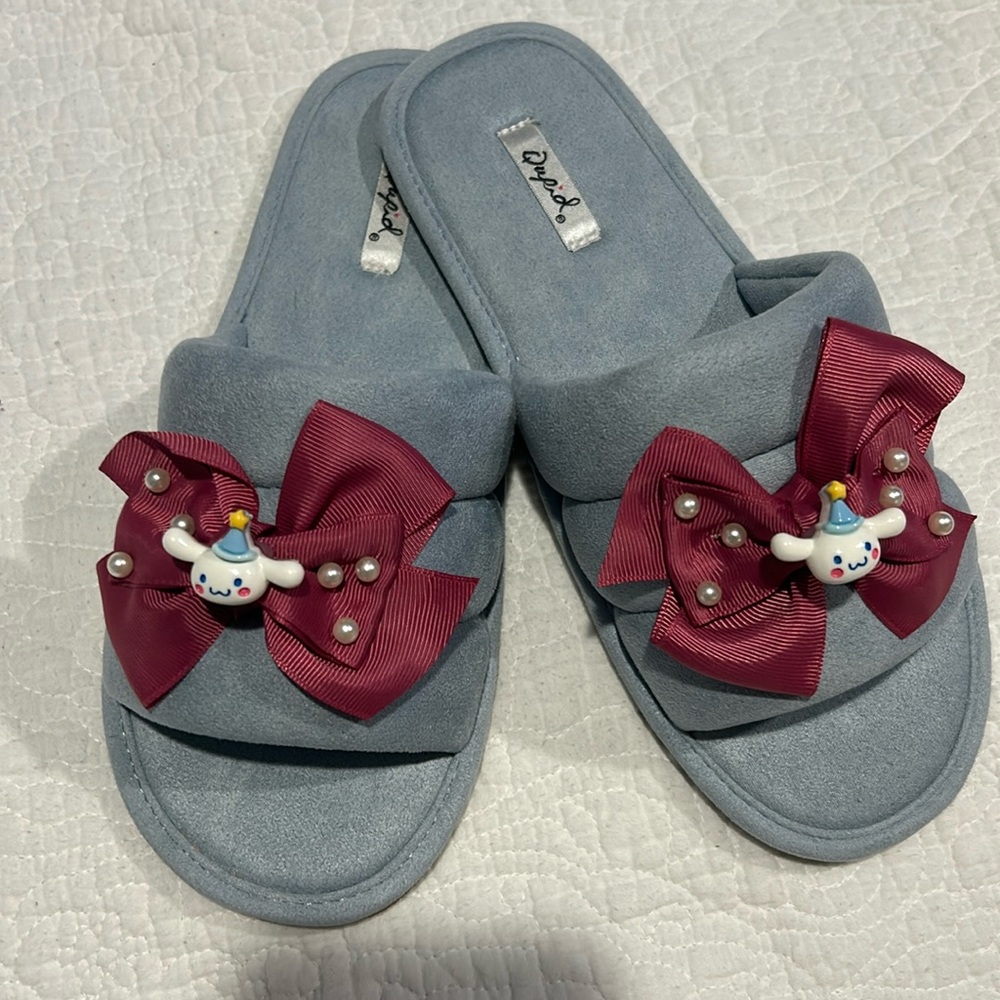 Cinnamon roll slippers size 8.5